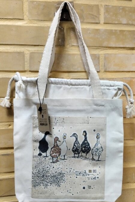 کیف پارچه ای جیب دار 31*37 (طرح اردک ها،کد 2108)